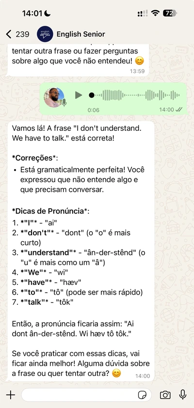 Conversa no WhatsApp com o Professor IA da English Senior corrigindo a pronúncia de uma frase enviada por áudio